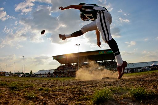 Vorschau Bild von PRESSEFOTOGRAFIE-PREIS OBJEKTIV 2010 VON APA UND CANON - Siegerbild der Kategorie Sport: "Kick Off" von Herbert Kratky. Footballspieler beim Abspiel. Medium: Football-Austria.com +++ !! SPERRFRIST 21:00 UHR !! HONORARFREIER ABDRUCK NUR IM ZUSAMMENHANG MIT DER BERICHTERSTATTUNG ÜBER DEN "OBJEKTIV 2010"+++