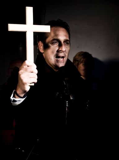 Vorschau Bild von PRESSEFOTOGRAFIE-PREIS OBJEKTIV 2010 VON APA UND CANON - Siegerbild der Kategorie Innen- und Außenpolitik: "Kreuzritter?" von Ian Ehm. FPÖ Bundesparteiobmann Heinz-Christian Strache mit einem Kreuz in der Hand. Medium: NEWS . +++ !! SPERRFRIST 21:00 UHR !! HONORARFREIER ABDRUCK NUR IM ZUSAMMENHANG MIT DER BERICHTERSTATTUNG ÜBER DEN "OBJEKTIV 2010"+++
