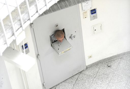 Vorschau Bild von PRESSEFOTOGRAFIE-PREIS OBJEKTIV 2010 VON APA UND CANON - Siegerbild der Kategorie Chronik: "Schubhaft" von Helmut Fohringer. Ein Schubhäftling blickt aus dem Haftraum, aufgenommen während einer Führung durch das Wiener Polizeianhaltezentrum Hernalser Gürtel. Medium: APA +++!! SPERRFRIST 21:00 UHR !! HONORARFREIER ABDRUCK NUR IM ZUSAMMENHANG MIT DER BERICHTERSTATTUNG ÜBER DEN "OBJEKTIV 2010"+++