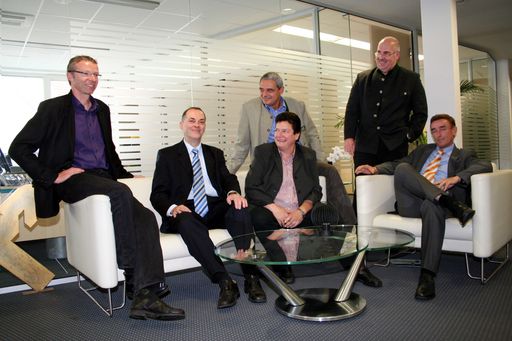 Das Führungsteam der neuen Raiffeisen Regionalbank Mödling v.l.n.r.: Obmann DI Gerhard Kossina, GL Dir. Dr. Alois Zach, GL Dir. Mag. Burkhard Schindlegger, Obmann-Stv. Brigitte Sommerbauer, GL Dir. Mag. Franz Urban, GL Dir. Mag. Johann Koller