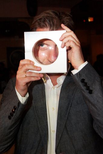 Vorschau Bild von Der österreichische Pressefotopreis "Objektiv 2010" wurde am 7. Juni im Wiener Metropol von der APA und Canon vergeben. Im Bild Michael Fleischhacker, Chefredakteur "Die Presse", der den Hauptpreis stellvertretend für den erkrankten Clemens Fabry entgegennahm.