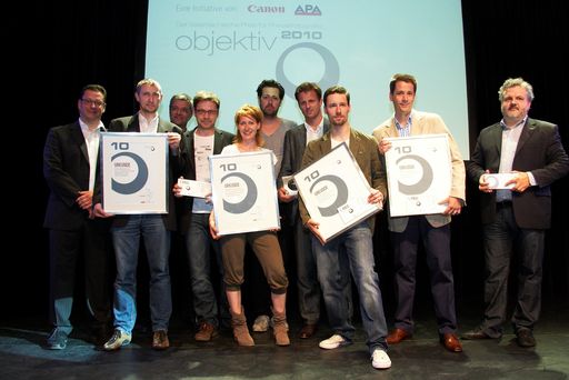 Vorschau Bild von Der österreichische Pressefotopreis "Objektiv 2010" wurde am 7. Juni im Wiener Metropol von der APA und Canon vergeben. V.l.: Michael Lang (APA-Chefredakteur), Harald Schneider (Ressortleiter Bild APA, stellvertretend für Helmut Fohringer), Peter Baldauf (Geschäftsführer Canon Austria), Georg Hochmuth (Preisträger), Lisi Niesner (Preisträgerin), Ingo Pertramer (Preisträger), Michael Fleischhacker (Chefredakteur Die Presse, stellvertretend für Clemens Fabry), Ian Ehm (Preisträger), Robert Kratky (Preisträger), Johannes Bruckenberger (Moderator und stv. Chefredakteur der APA).