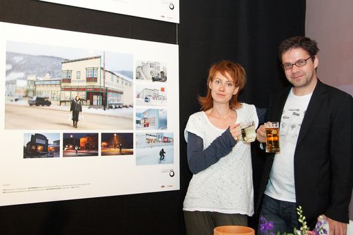 Vorschau Bild von Der österreichische Pressefotopreis "Objektiv 2010" wurde am 7. Juni im Wiener Metropol von der APA und Canon vergeben. Im Bild Lisi Niesner (l.) und Georg Hochmuth mit ihrer siegreichen Fotoserie "Dawson City - The Last Frontier".