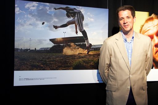 Vorschau Bild von Der österreichische Pressefotopreis "Objektiv 2010" wurde am 7. Juni im Wiener Metropol von der APA und Canon vergeben. Im Bild Herbert Kratky mit seinem Foto "Kick Off", Sieger in der Kategorie Sport.