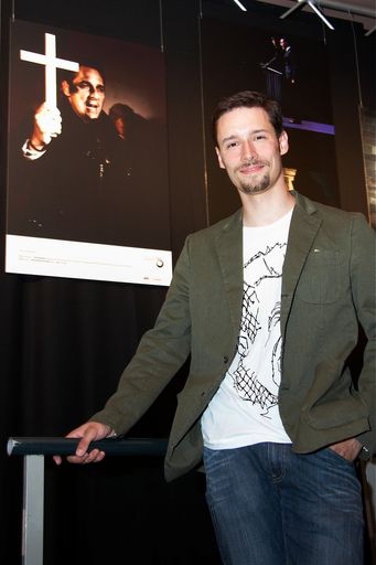 Vorschau Bild von Der österreichische Pressefotopreis "Objektiv 2010" wurde am 7. Juni im Wiener Metropol von der APA und Canon vergeben. Im Bild Ian Ehm mit seinem Foto "Kreuzritter?", Sieger in der Kategorie Innen- und Außenpolitik.