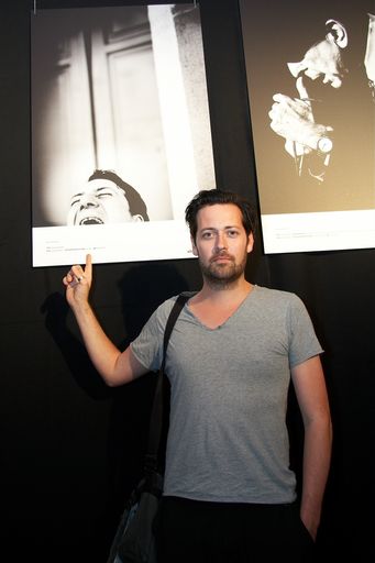 Vorschau Bild von Der österreichische Pressefotopreis "Objektiv 2010" wurde am 7. Juni im Wiener Metropol von der APA und Canon vergeben. Im Bild Ingo Pertramer mit seinem Foto "Robert Palfrader", Sieger in der Kategorie Kunst und Kultur.