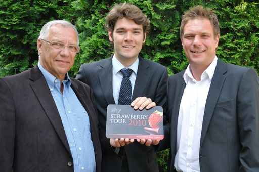  Sport-direkt Geschäftsführer Günter Gerhartinger (li.), VariusCard-Geschäftsführer Mag.(FH) Michael Dorner (Mitte) und Sky Marketingleiter Walter Fink (re.) mit dem Modell der erfolgreichen Sky Strawberry Tour Card