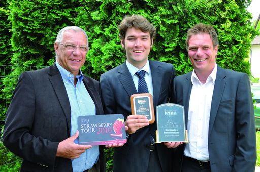 Vorschau Bild von Sport-direkt Geschäftsführer Günter Gerhartinger (li.) mit Modell der erfolgreichen Sky Strawberry Tour Card, VariusCard-Geschäftsführer Mag.(FH) Michael Dorner (Mitte) und Sky Marketingleiter Walter Fink (re.) mit den Auszeichnungen des ICMA
