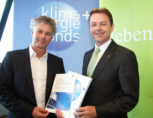 http://pressefotos.at/m.php?g=1&u=43&dir=201006&e=20100610_k&a=event
v.l.n.r. Ingmar Höbarth (Geschäftsführer des Klima- und Energiefonds) und Umweltminister Niki Berlakovich