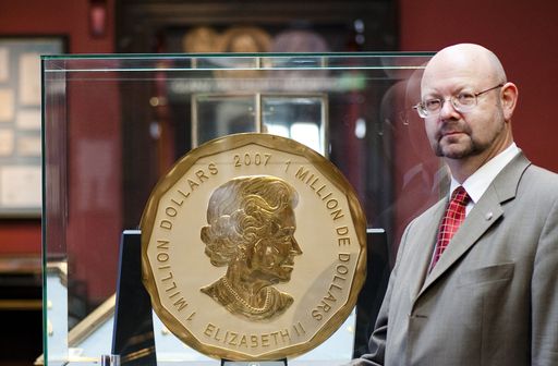 Dorotheum Münz-Experte Mag. Michael Beckers mit der größten Goldmünze der Welt