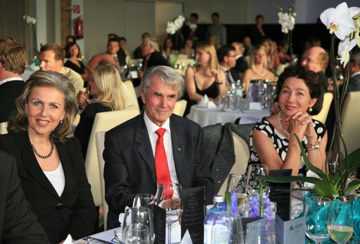 Patrizia Zoller-Frischauf (Tiroler Wirtschaftslandesrätin), DI Hans-Dieter Toth und seine Frau Christina (v.l.n.r.). Hans-Dieter und Christina Toth haben vor 30 Jahren die Eurotours Ges.m.b.H. gemeinsam gegründet.