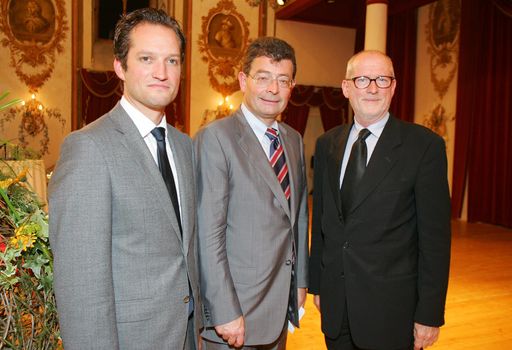 http://pressefotos.at/m.php?g=1&u=68&dir=201006&e=20100611_e&a=event
Eisenstadt - Die Ausstellung "Glanzlichter aus dem Schloss Esterházy" ist nach "Haydn explosiv" der nächste wichtige Schritt zur Neuausrichtung von Schloss Esterhazy durch die Esterházy.Privatstiftung.