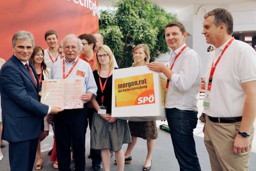 SPOÖ Vorsitzender Ackerl überreichte gemeinsam mit den Landesgeschäftsführeren Roland Schwandner, Christian Horner und Deligiertender der SPÖ Oberösterreich die Fragen an Parteivorsitzenden Werner Faymann