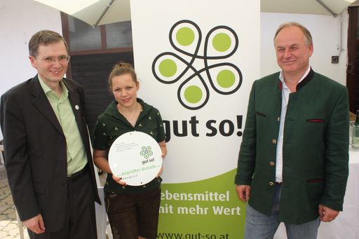 im Bild Foto v.l.n.r: Hermann Hagspiel (Geschäftsführer fairea gmbh), Birgit Blatt (TopMarchfeld). Thomas Blatt (TopMarchfeld)