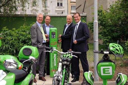http://pressefotos.at/m.php?g=1&u=55&dir=201005&e=20100526_m&a=event
Grazer MERKUR Märkte mit E-Tankstellen der Energie Steiermark ausgestattet - v.l.n.r.: Dr. Oswin Kois, Vorstandssprecher Energie Steiermark AG (ESTAG) Michael Franek, Vorstand der MERKUR Handelswaren AG Frank Hensel, Vorstandsvorsitzender der REWE International AG DI Olaf Kieser, Vorstandsdirektor Energie Steiermark AG (ESTAG)