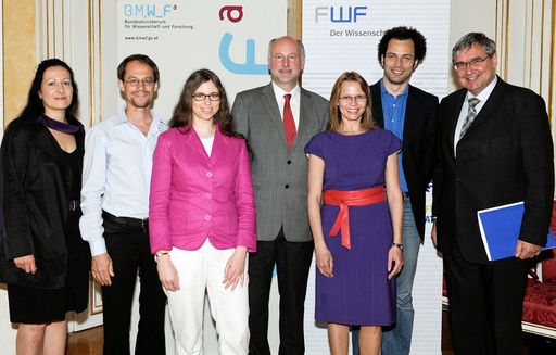 v.l.n.r.: Barbara Horejs, Florian Schreck, Melanie Malzahn, Wolfgang Lutz, Bundesministerin Beatrix Karl, Julius Brennecke, FWF-Präsident Christoph Kratky