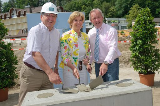  Die Grundsteinlegung in Warmbad-Villach, Montag 14. Juni 2010. "Wasser marsch im Sommer 2012". Am Bild von links: Bürgermeister Helmut Manzenreiter, Mag.a Susanna Mayerhofer (Geschäftsführende Gesellschafterin ThermenResort) und Landeshauptmann Gerhard Dörfler bei der symbolträchtigen Grundsteinlegung. Sie standen Pate für drei Plexiglasboxen, die als Symbol für die Bereiche Wellness, Erlebnis und Fitness mit den entsprechenden Utensilien gefüllt ins Fundament der KÄRNTEN THERME eingemauert wurden.