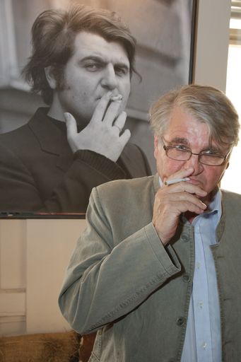 Vorschau Bild von Peter Turrini. Im Hintergrund ein Foto des Autors Peter Turrini fotografiert von Barbara Pflaum im Jahr 1972.