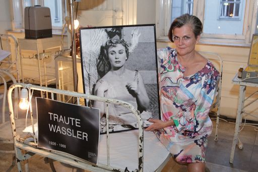 Vorschau Bild von Filmschaffende Eschi Fiege mit Mutter.