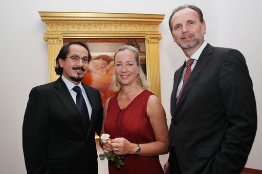 http://pressefotos.at/m.php?g=1&u=82&dir=201006&e=20100614_b&a=event
Meisterwerke viktorianischer Malerei aus dem Museo de Arte de Ponce" im Unteren Belvedere mit Agustín Arteaga (Direktor des Museo de Arte de Ponce), Agnes Husslein-Arco (Direktorin des Belvedere) und Alfred Weidinger (Kurator der Ausstellung) vor dem Hauptwerk "Flaming June" von Leighton
