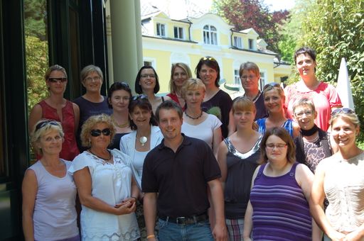 Stadtparteiobmann und Gemeinderat Florian Heimbucher stellte sich zum Abschluss des Frauentraining mit orangen Rosen ein.