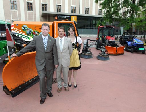 http://pressefotos.at/m.php?g=1&u=54&dir=201006&e=20100615_m&a=event
im Bild v.l.n.r.: Ing. Helmut Scherzer (Geschäftsführer Maschinenring Service OÖ), ÖR Alois Papst (Landesobmann Maschinenring Oberösterreich, Obmann Maschinenring Service OÖ und stellvertretender Bundesobmann Maschinenring Österreich), "Dirndl" im Dirndl (Maschinenring-Angestellte)