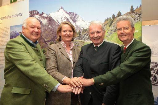  v.l.n.r.: Bürgermeister Leonhard Madreiter (Fusch), Landesrätin Doraja Eberle, Dr. Christian Heu (Großglockner Hochalpenstraßen AG), Hans Kutil.
