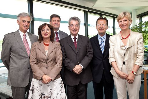 http://pressefotos.at/m.php?g=1&u=66&dir=201006&e=20100615_c&a=event
Im Bild v.l.n.r.: FH-Prof. DI Dr. Heinz Schmidt (Rektor), Mag.a
Dr.in Anita Hufnagl (Vizerektorin), Manfred Wurm (Vorstandsmitglied,
Bezirksvorsteher 23. Bezirk), Dr. Heinz Fischer (Bundespräsident),
Mag. Dr. Manfred Teiner (stv. Geschäftsführer), FH-Prof.in Dr.in
Barbara Bittner (Vizerektorin)