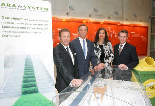 http://pressefotos.at/m.php?g=1&u=68&dir=201006&e=20100616_a&a=event 
Im Rahmen des Wien-Aufenthalts von Robert F. Kennedy jr. lud die ARA Altstoff Recycling Austria AG zum Besichtigungstermin in die hochmoderne Müllverbrennungsanlage Pfaffenau im Umweltzentrum Simmering ein.