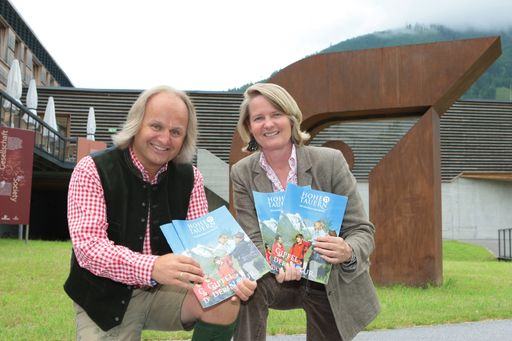 v.r.n.l.: LR Doraja Eberle und Christian Wörister bei der Präsentation des neuen länderübergreifenden Werbemittels Hohe Tauern - Die Nationalparkregion.