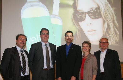  Beim "Winzertag Wegenstein" (v.l.n.r.): Franz Zickl / Gruppenleiter Wein, Sekt & Spirituosen REWE International AG, Robert Portmann / Strategischer Einkauf Wein, Sekt & Spirituosen REWE Group (D), Werner Schuhmann / Qualitätsmanagement Wegenstein, Irene Kammerer / Unternehmensberaterin "Qualität in Sicht", Herbert Toifl / Geschäftsführer Wegenstein