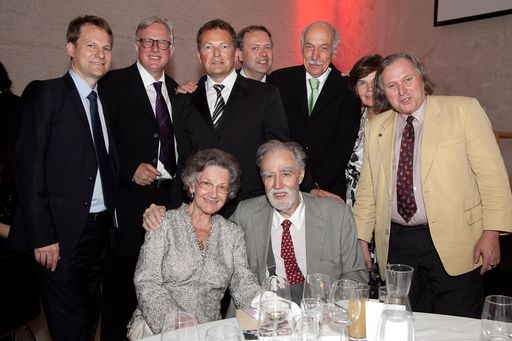  http://pressefotos.at/m.php?g=1&u=66&dir=201006&e=20100617_l&a=event
Der Jubilar, Sammlerlegende Prof. Rudolf Leopold und seine Frau Elisabeth (sitzend), dahinter v.li.n.re: Klaus Pokorny (Leopold Museum Pressesprecher), Carl Aigner (Landesmuseum Niederösterreich Direktor), Peter Weinhäupl (Leopold Museum Managing Director, Leopold Birstinger und Gattin (Freundeverein Leopold Museum), Manfred Siems (Top-Restaurator)