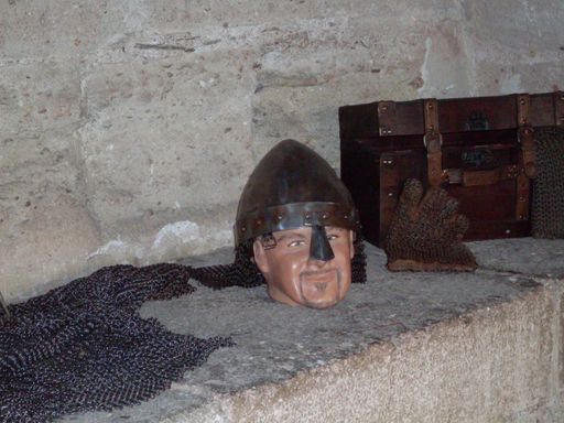 Vorschau Bild von Ausgestattet mit den verschiedensten Waffen bildet der Rittersaal eine Reminiszens an den Historismus der Burgenromantik.