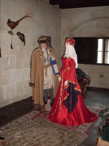 Vorschau Bild von 2 von handgefertige und mit edelsteinen besetzte Kleider eines hohen adeligen Ehepaares um 1480