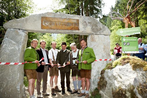 v.l.n.r.: Bruno Baitz (Obmann ARGE Smaragddorf), LAbg. Mag. Karl Schmidlechner, Alois Hofer (Obm.Stv. ARGE Smaragddorf), LAbg. Michael Obermoser, Bergfex Herbert Gschwendtner, Bgm. Walter Freiberger.