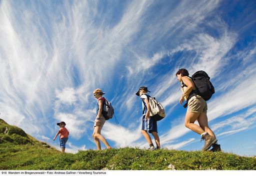 Viel Abwechslung und Anregung verheißt ein Familienurlaub in Vorarlberg. Es gibt Spannendes zu entdecken. Erwachsene und Kinder lernen mehr über Natur und Kultur. Und mit ein bisschen Glück finden sogar Eltern Zeit für Entspannung.