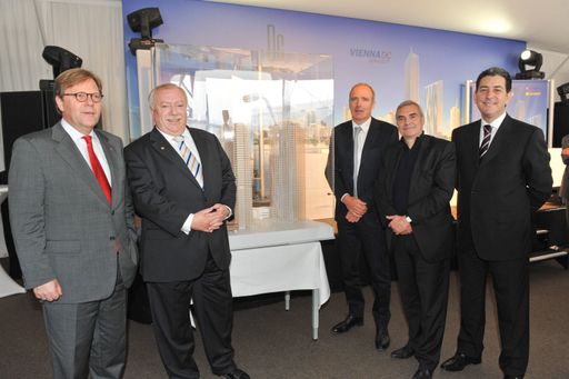 Vorschau Bild von im Bild v.l.n.r.: Vorstandsvorsitzender Willibald Cernko (Bank Austria), Bürgermeister Michael Häupl, DI Thomas Jakoubek (Vorstand der WED), Dominique Perrault (Architekt), André Gerondeau (Sol Meliá)