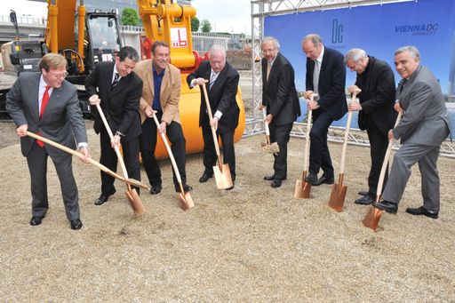 Vorschau Bild von im Bild v.l.n.r.: Vorstandsvorsitzender Willibald Cernko (Bank Austria), André Gerondeau (Sol Meliá), Norbert Scheed (Bezirksvorsteher Donaustadt), Bürgermeister Michael Häupl, Stadtrat Rudolf Schicker, DI Thomas Jakoubek (Vorstand der WED), Dominique Perrault (Architekt), SE Philippe Carré (Botschafter der Republik Frankreich)