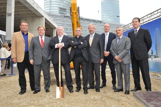 Vorschau Bild von im Bild v.l.n.r.: Norbert Scheed (Bezirksvorsteher Donaustadt), Vorstandsvorsitzender Willibald Cernko (Bank Austria), Bürgermeister Michael Häupl, Dominique Perrault (Architekt), Stadtrat Rudolf Schicker, DI Thomas Jakoubek (Vorstand der WED), SE Philippe Carré (Botschafter der Republik Frankreich), André Gerondeau (Sol Meliá)