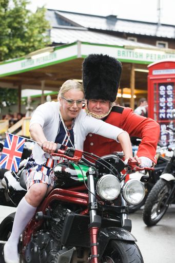 Very British: 5. TRIUMPH TRIDAYS von 25.-27.6.2010 in Neukirchen oder besser Newchurch, das weltgrößte Triumph Motorradtreffen mit dem etwas anderen Programm für Groß & Klein