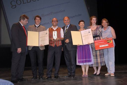 Vorschau Bild von Fachgruppenobmann Manfred Enzlmüller, Meistergrafiker Gernot Kromoser, Werbeguru Max Mayerhofer (ArtAttack), LH-Stv. Wolfgang Sobotka, Astrid Gruber und Sonja Sadlauer sowie WKNÖ Präsidentin Sonja Zwazl strahlten bei der Überreichung um die Wette.