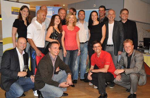 Vorschau Bild von Familienbild in Kärnten: Die bekanntesten Wettermoderatoren aus Deutschland, Österreich und der Schweiz beim vierten Gipfeltreffen der Wetterfrösche mit ihren Gastgebern.