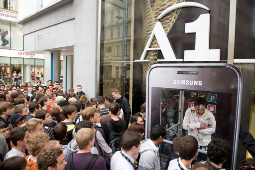  Das Samsung Galaxy S ist in den A1 SHOPS gelandet. Unter dem Motto "Start your smart life" stiegen 180 in den "App Twister", um sich das Smartphone der neuen Generation zu sichern.