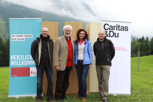 Die Mitarbeiter der BAWAG P.S.K. Leasing bauten im Rahmen einer Teambuilding-Veranstaltung Kästen für Flüchtlinge. Diese wurden der Caritas übergeben.