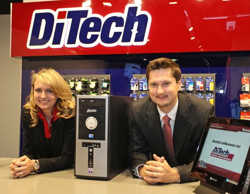 Aleksandra und Damian Izdebski mit dem DiTech Jubiläums PC