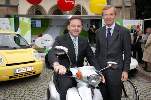 http://pressefotos.at/m.php?g=1&u=62&dir=201006&e=20100621_l&a=event
Im Bild v.l.n.r.: Umweltminister Niki Berlakovich und LH-Stv. Wilfried Haslauer;