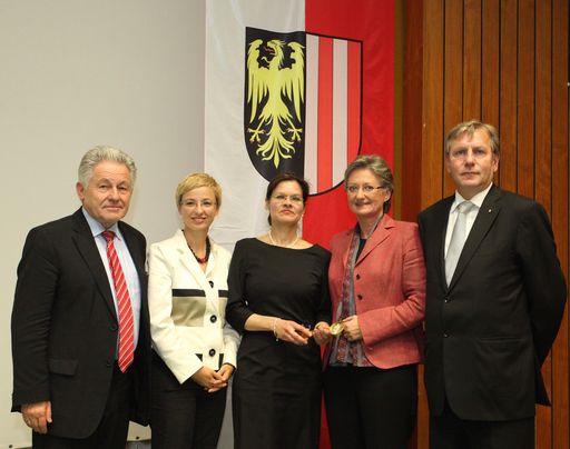 http://pressefotos.at/m.php?g=1&u=54&dir=201006&e=20100623_s&a=event 
im Bild v.l.n.r: Dr. Josef Pühringer (Landeshauptmann OÖ), Mag. Doris Hummer (Landesrätin), Frau Rektorin Priv.-Doz. DDr. Ulrike Greiner, Dr. Claudia Schmied (Bundesministerin für Bildung), Fritz Enzenhofer (Landesschulratspräsidenten & Vorsitzender des Hochschulrates)