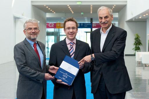 (v.l.n.r.): Philipp Kaufmann (ÖGNI), Univ. Prof. Peter Maydl (TU Graz), Hubert Rinner (PORR AG)