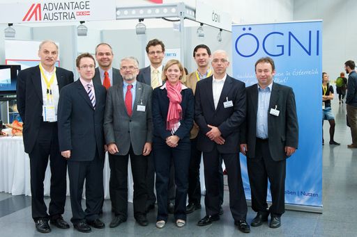 Vorschau Bild von (v.l.n.r.): Hubert Rinner (PORR), Philipp Kaufmann (ÖGNI), Armin W. Rainer (TECHNOpor), Univ. Prof. Peter Maydl (TU Graz), Dieter Moor (ertex solar), Alexandra Mader (Österreichische Handelsdelegation), Alexander Lukas (TECHNOpor, Stefan Glende (Walch Fenster), Franz Schwaiger (Schwaiger's Bandsägewerk)