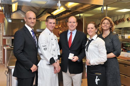 Aufregende Tage in Monaco erlebte das Top-Lehrlings-Team des Radisson BLU Palais Hotel Wien: Beim "Wettkampf der Top-Lehrlinge" von Amuse Bouche erreichten Nicole Wesolowski (Service) und Marco Pauer (Küche) den 1. Platz. Die beiden Gewinner durften im Palast von Monaco auf Einladung von Fürst Albert II außergewöhnliche berufliche Erfahrungen sammeln. Im Bild v.l.n.r.: Riccardo Giacometti (Direktor, Hotels Imperial und Bristol), Marco Pauer (Top-Lehrling Küche, Radisson BLU Palais Hotel Wien), Fürst Albert II von Monaco, Nicole Wesolowski (Top-Lehrling Service Radisson BLU Palais Hotel Wien), Piroska Payer (Veranstalterin, Amuse Bouche)
